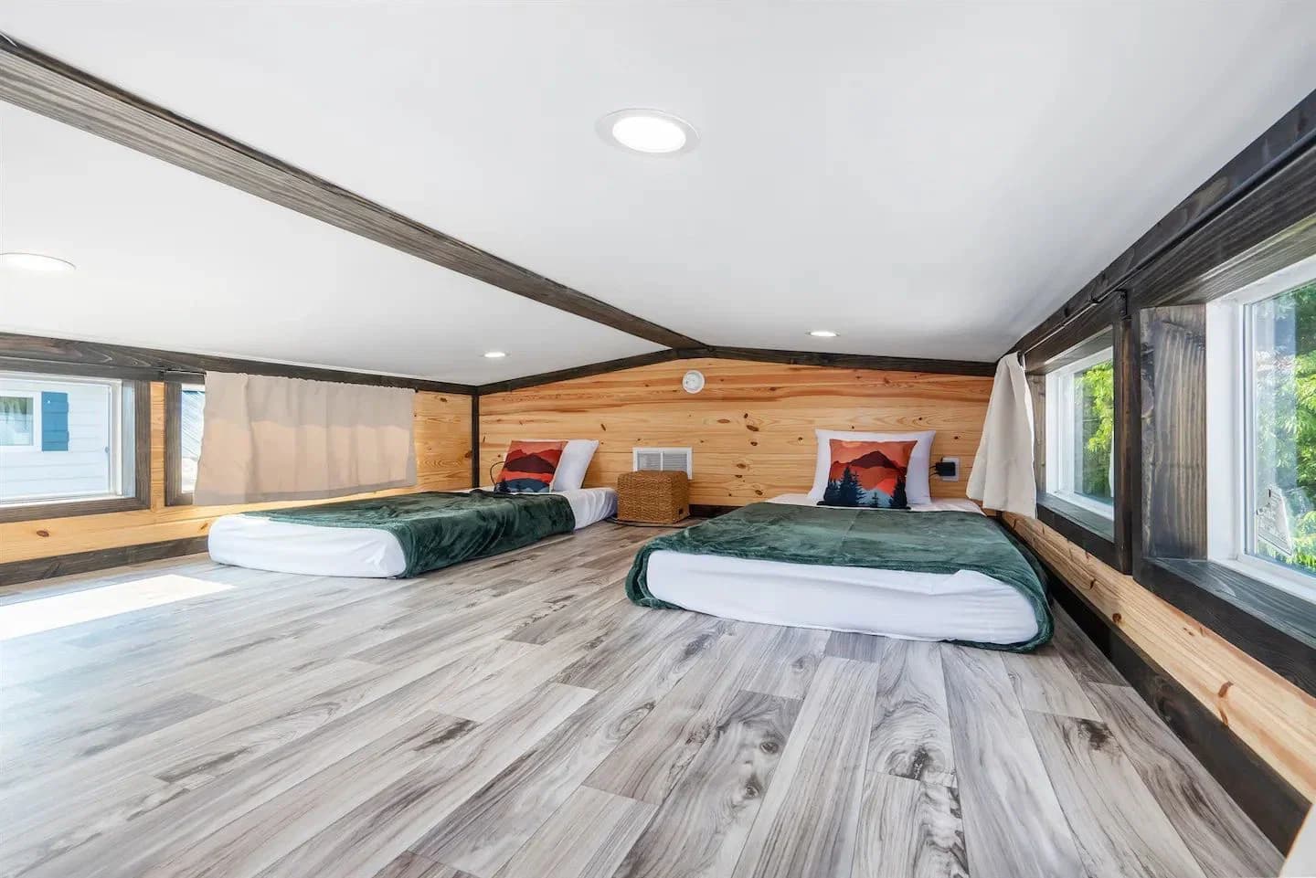 Whispering pines | 4b 100 bedroom home features