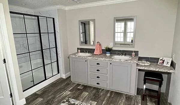 Waycross express 2856492 bathroom home features