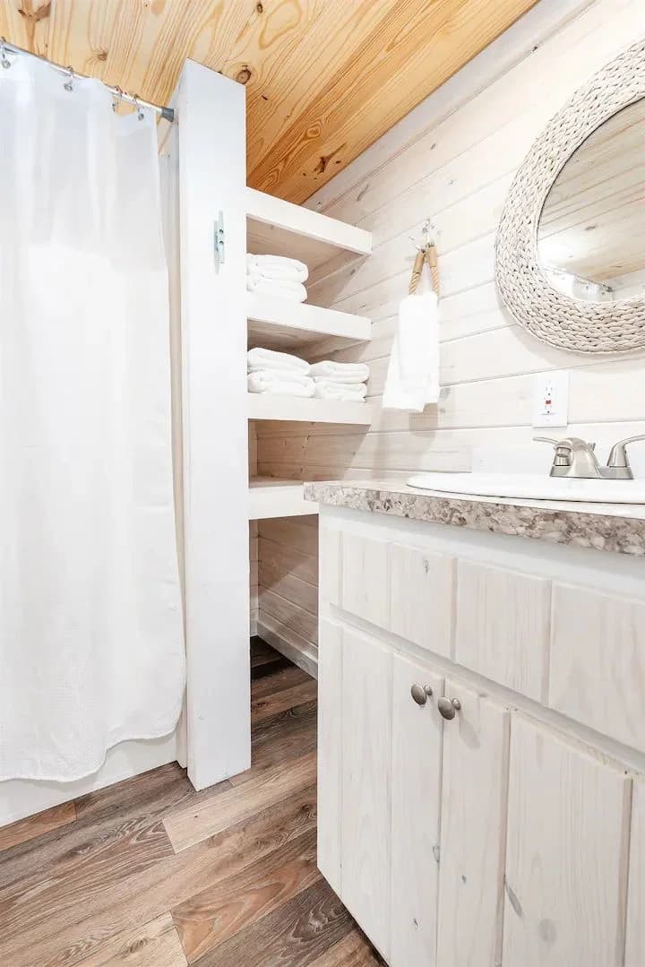 Blue lagoon | 4b 103 hybrid bathroom home features