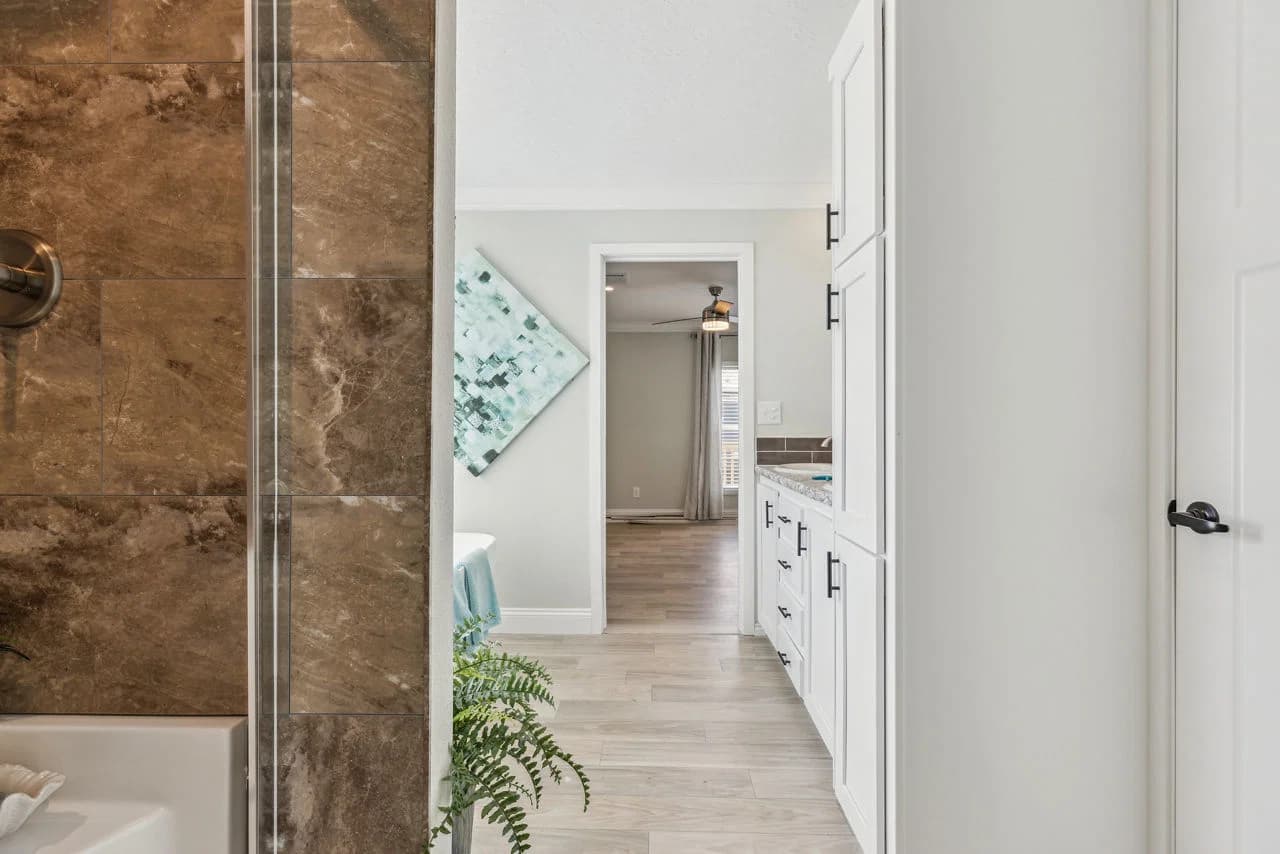 Waycross express 2852477 bathroom home features